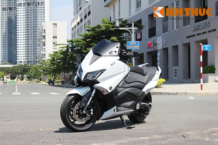 Yamaha luôn tìm cách nâng cấp để mẫu  Maxi scooter TMax dẫn đầu trong phân khúc. Từ thế hệ đầu tiên cồng kềnh, cho đến phiên bản 2015 này, nó liên tục "lột xác" để mang tính khí động học hơn.